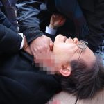 Corea del Sur: un hombre apuñaló en el cuello a Lee Jae-myung, líder de la oposición